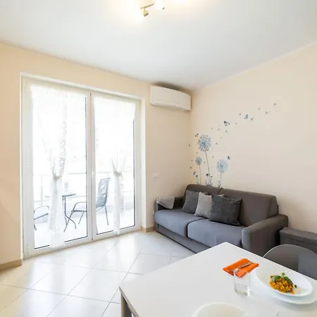 Apartment Sirio Mit Gemeinschaftspool Und 200 M Vom Meer By Interhome